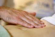 Bauchuntersuchung in der Ganzheitlichen Medizin Düsseldorf